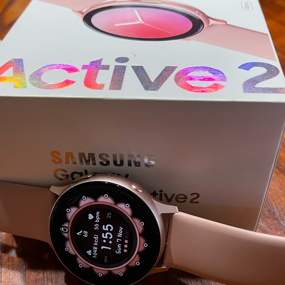 40mm Galaxy Active 2 Alum like new watch w/ charger & screen protector & box